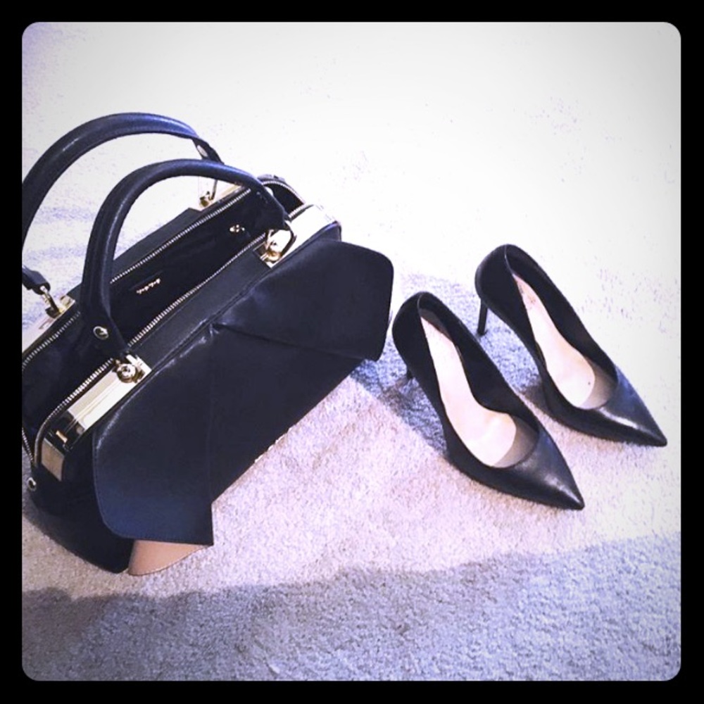 I’m looking this BeBe bag